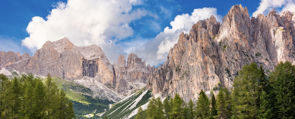 Turnie Dolomitów nad lasem, rejon narciarski Dolomiti Superski
