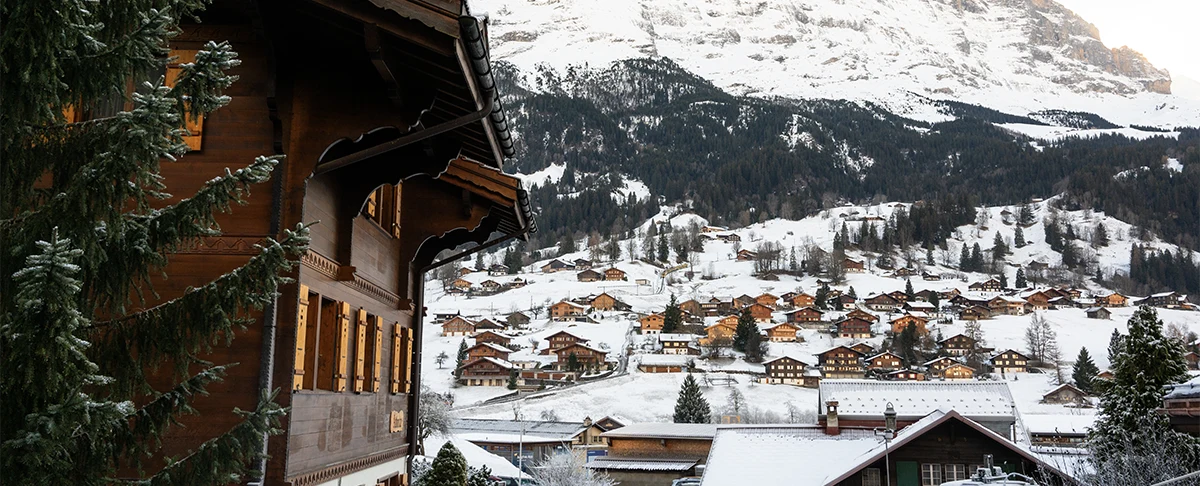 Ośnieżona alpejska wioska z drewnianymi domami, Ischgl w Austrii